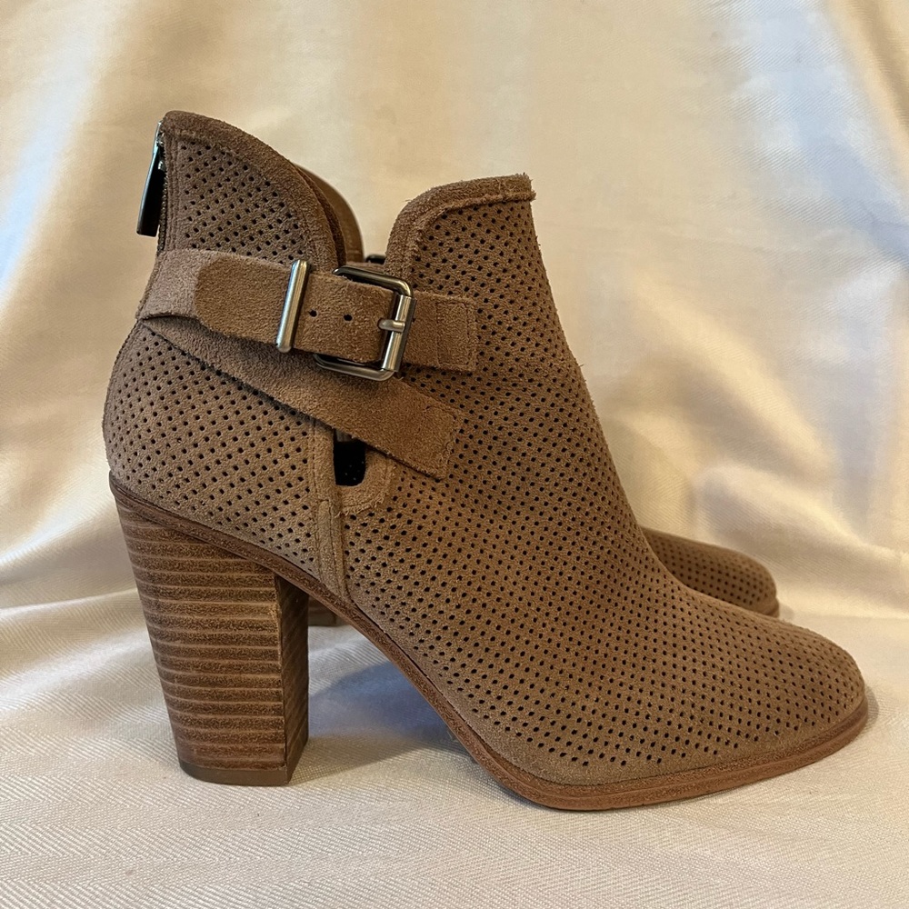 Vince Camuto Tan Perforated Suede Heeled Ankle Booties Women Size 8M‎ 38